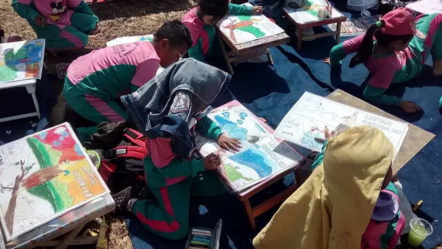 Nampak anak-anak dengan daya imajinasinya tengah mewarnai sketsa gambang burung Garuda di area PKEK Kamojang Garut, Jawa Barat