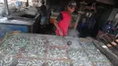 Pekerja membuat ikan asin di Muara Angke, Jakarta, (4/12). Kementerian Perindustrian menyatakan mayoritas industri pengolahan ikan dengan izin usaha kesulitan mendapat bahan baku sehingga utilitas pabrik rata-rata tersisa 40%. (Liputan6.com/Angga Yuniar)