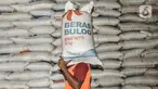 Pekerja saat mengangkut karung berisi beras yang belum terpakai di Gudang Bulog Divisi Regional DKI Jakarta, Kelapa Gading, Kamis (18/3/2021). Dirut Perum Bulog Budi Waseso menegaskan tahun ini Indonesia tidak akan mengimpor beras. (merdeka.com/Iqbal S Nugroho)