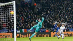 Kiper Chelsea, Thibaut Courtois gagal menghalau bola tendangan gelandang Leicester City, Riyad Mahrez pada lanjutan liga Inggris di King Power Stadium, Liecester (15/12). Leicester menang atas Chelsea dengan skor 2-1. (Reuters/Carl Recine)