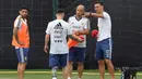 Para pemain Argentina berdiskusi saat latihan di Pusat Pelatihan Joan Gamper, Barcelona, Sabtu (2/6/2018). Latihan ini merupakan persiapan jelang Piala Dunia 2018. (AFP/Lluis Gene)