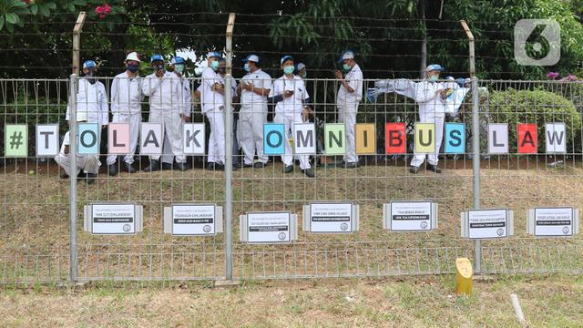 FOTO: Tolak UU Cipta Kerja, Buruh di Cikarang Mogok Kerja