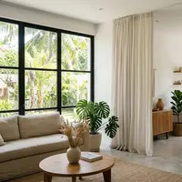 Tirai sebagai Sekat Fleksibel/ Ide Sekat Ruangan Tanpa Tembok untuk Rumah Minimalis (Sumber: gemini.com)