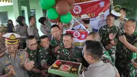 Komandan Korem/Wirabima mendapat kejutan dari Polda Riau menyambut HUT ke 74 TNI. (Liputan6.com/M Syukur)
