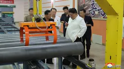 Kantor berita pemerintah Korea Utara, KCNA, pada Senin (14/8/2023), melaporkan bahwa Kim Jong-un membuat perintah selama tur inspeksi ke pabrik-pabrik amunisi utama. (STR/KCNA VIA KNS/AFP)