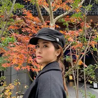 Gaya Eva Anindita dengan busana serba hitam dari topi hingga jaketnya ini juga jadi sorotan. Penampilan Eva satu ini juga membuatnya terlihat begitu elegan. (Liputan6.com/IG/@eva_anindita_zachrie)