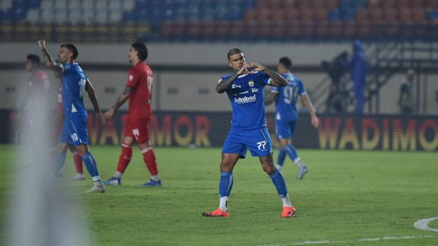 Persib Bandung melawan Semen Padang.