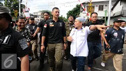 Cagub DKI Jakarta, Agus Harimurti Yudhoyono (tengah) berjalan saat sosialisasi di kawasan Menteng Raya dan Tenggulun, Jakarta, Kamis (22/12). Agus juga berkeliling ke beberapa RW di kawasan tersebut. (Liputan6.com/Helmi Fithriansyah)