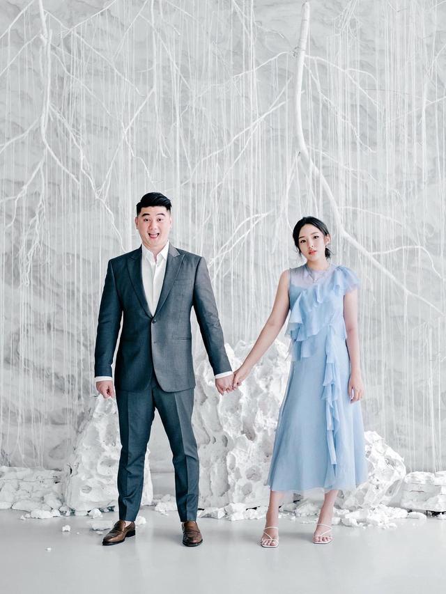 Jarang Tersorot, Ini 6 Potret Mesra Chef Arnold dan Istri