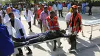 Petugas membawa korban dari serangan bom mobil di Mogadishu, Somalia, Rabu (25/1). Kelompok Alshabaab mengklaim berada di balik serangan tersebut. (AP Photo)
