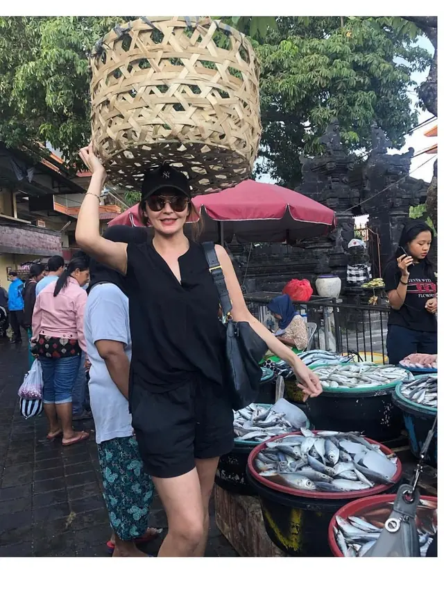 6 Gaya Kece Tamara Bleszynski Saat Belanja ke Pasar Tradisional
