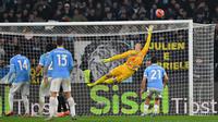 Kiper Cremonese, Emil Audero Mulyadi melakukan penyelamatan hebat saat bertandang ke markas Lazio    dalam lanjutan Serie A 2025/2026 di Stadion Olimpico Roma, Minggu (12/12/2025) dini hari WIB. (AFP/Andreas Solaro)