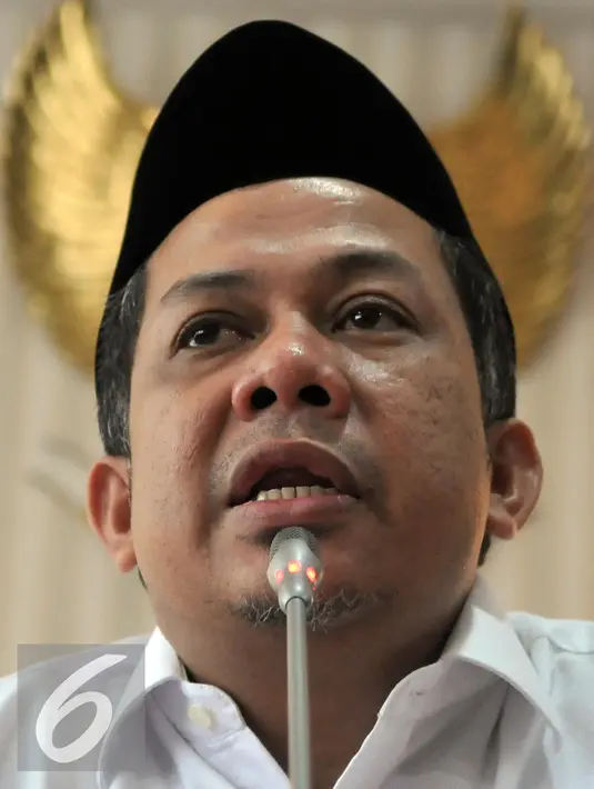 Fahri Hamzah memberikan keterangan pers terkait pemecatan dirinya dari keanggotaan PKS, Jakarta, Senin (4/3). Fahri mengklarifikasi mengenai keputusan Partai yang sepihak memberhentikan dirinya. (Liputan6.com/Johan Tallo)