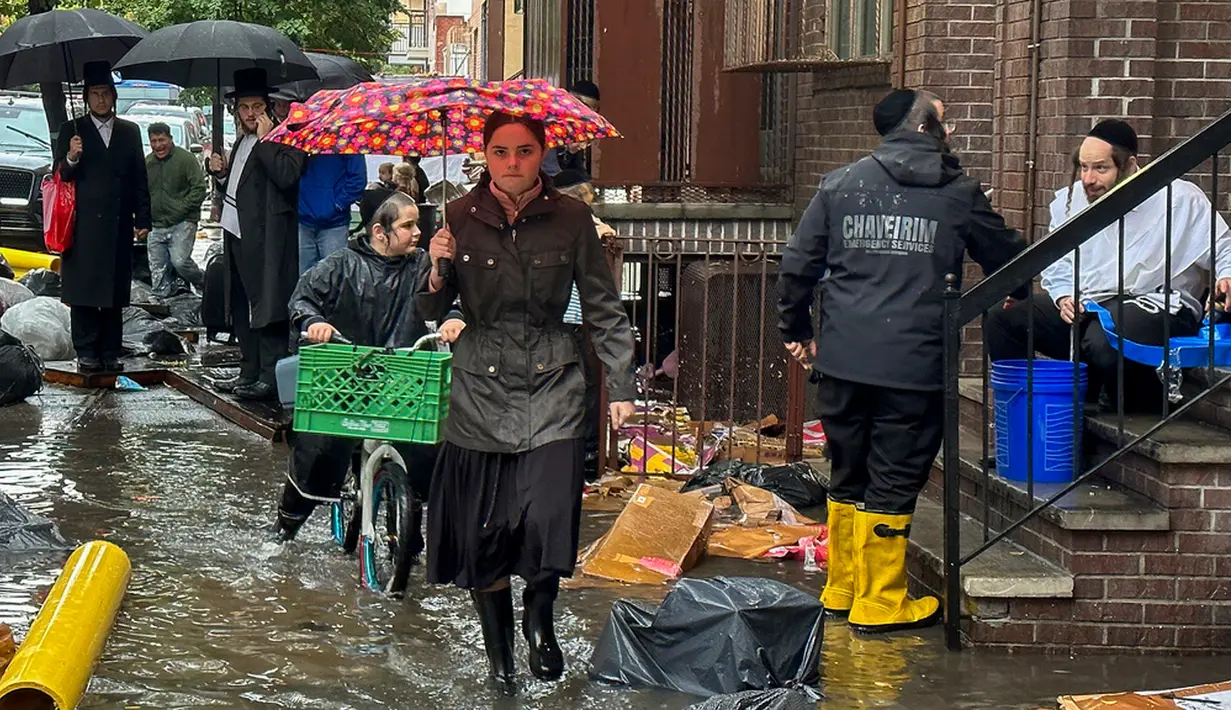 Wali Kota New York Eric Adams mendesak masyarakat untuk tidak keluar rumah karena sejumlah jalanan diblokir dan stasiun kereta bawah tanah kebanjiran. (AP Photo/Jake Offenhartz)