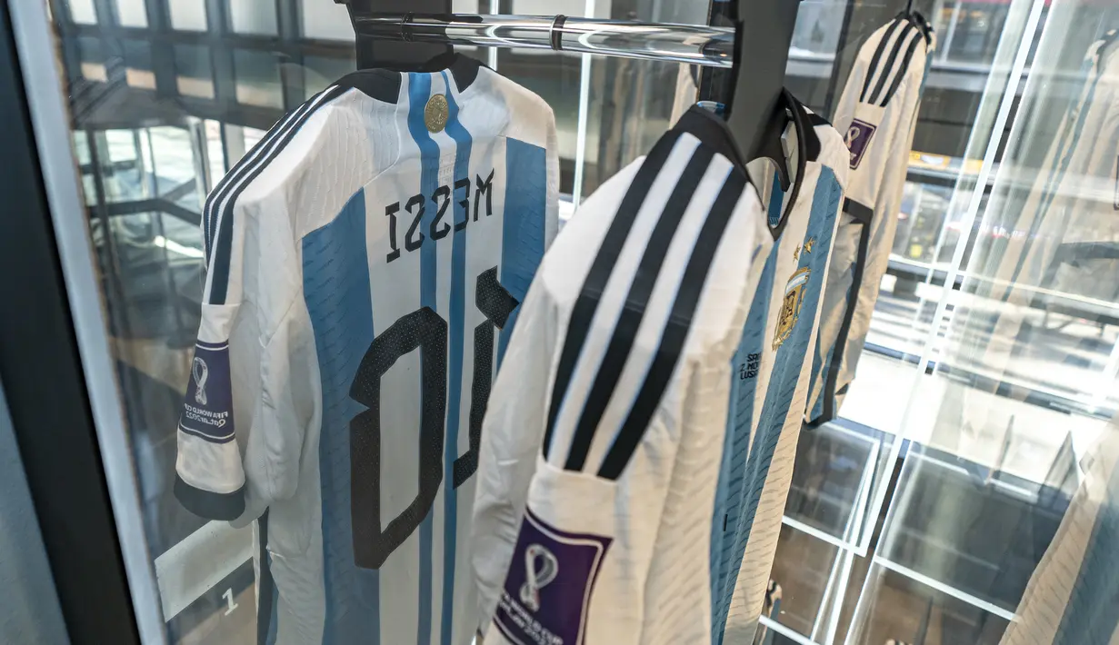 Adapun, proses lelang jersey Messi itu akan dimulai pada 30 November sampai dengan 14 Desember 2023. (AP Photo/Peter K. Afriyie)