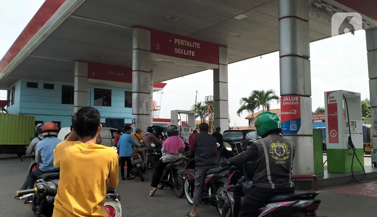 Sejumlah pengendara sepeda motor antre untuk mengisi bahan bakar minyak (BBM) di SPBU Pertamina wilayah Gunung Putri, Kabupaten Bogor, Jawa Barat, Jumat (2/9/2022). Besaran penurunan di setiap produk BBM non subsidi rata-rata mencapai sekitar Rp 2.000 per liter. (Liputan6.com/Magang/Aida Nuralifa)
