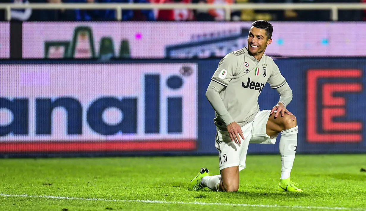 Penyerang Juventus, Cristiano Ronaldo tersenyum saat bertanding melawan Atalanta pada perempat final Coppa Italia 2018-2019 di Stadion Atleti Azzurri d'Italia, Bergamo, Rabu (30/1). Juventus kalah 3-0 dari Atalanta. (Miguel MEDINA/AFP)