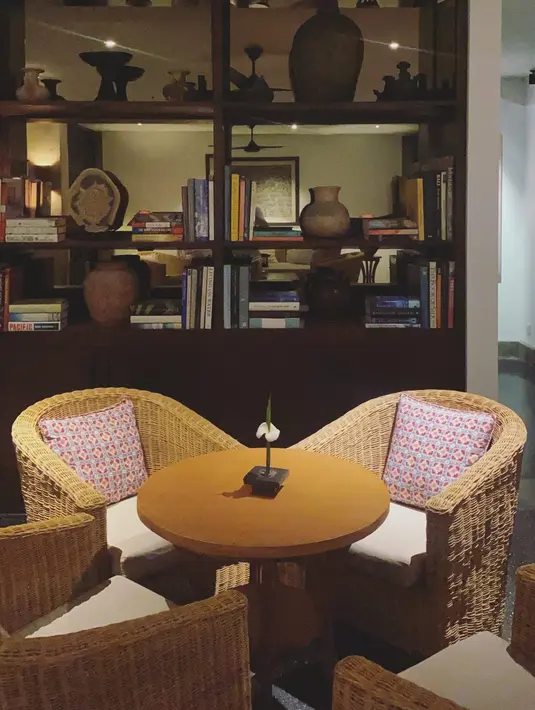 Dari sisi interior juga dibalut dengan tema serupa yang estetik dan artistik. (Instagram @andrew.white_)