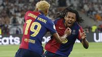 Pemain Barcelona, Jules Kounde melakukan selebrasi setelah mencetak gol penentu kemenangan ke gawang Real Madrid dalam laga final Copa Del Rey di La Cartuja stadium, Sevilla, Spanyol. (AFP/Pierre-Philippe Marcou)
