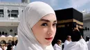 Di balik cadarnya, wajah Celine tampak memesona meski tanpa riasan berlebih. Hanya tampak lipstik ombre merah tipisnya.  [@celine_evangelista]