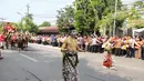 Menanti rombongan presiden yang lewat dengan kereta kencananya, masyarakat rela berdiri di sepanjang jalan dari kediaman Jokowi ke gedung pernikahan yang berjarak hanya sekitar 300m. (Adrian Putra/Bintang.com)