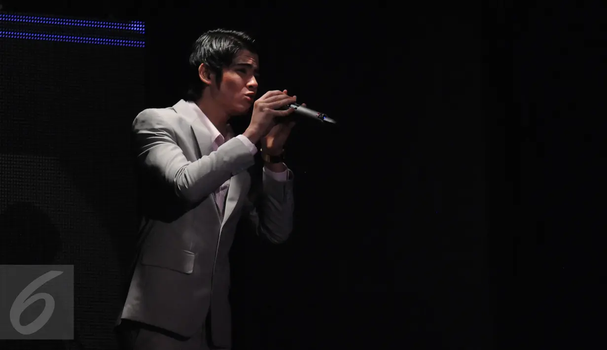 Bintang sinetron, Aliando Syarief saat membawakan lagu di malam puncak HUT SCTV ke-25 di Istora Senayan, Jakarta, Senin (24/8/2015). Puluhan artis papan atas ikut meramaikan malam puncak HUT SCTV ke-25. (Liputan6.com/Helmi Fithriansyah)