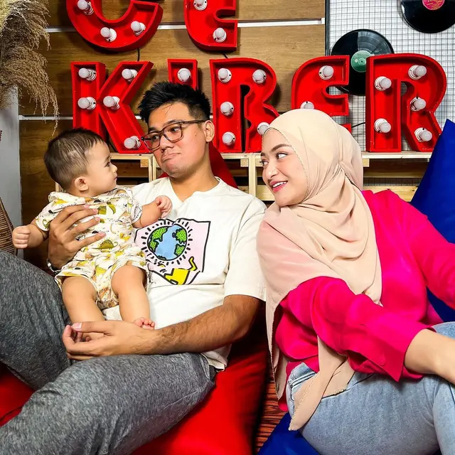 Frans Faisal dan Nathalie Holscher Momong Adzam