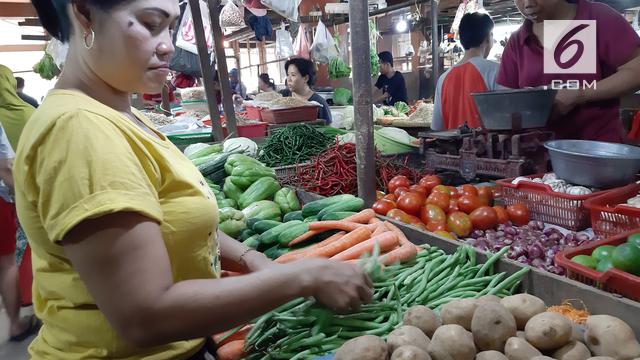 Penjual sayur di Pasar Tomang Barat mengeluhkan harga yang belum stabil.
