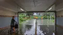 Sebelumnya, badan prakiraan cuaca Hong Kong telah mengeluarkan peringatan hujan lebat tingkat hitam. (Yan ZHAO/AFP)