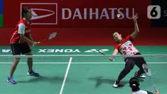 Pebulu tangkis ganda putri Indonesia Lanny Tia Mayasari/Ribka Sugiarto saat bertanding melawan ganda putri India Tanisha Crasto/Ashwini pada babak 16 besar Daihatsu Indonesia Masters 2023 di Istora Senayan, Jakarta, Kamis (26/1/2023). Pasangan Lanny/Ribka terhenti di babak 16 besar Indonesia Masters 2023 dengan skor 19-21, 21-18, dan 23-21. (Liputan6.com/Herman Zakharia)