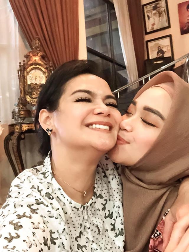 Sering Dikira Kembar, Ini 7 Potret Kebersamaan Shezy dan Sheza Idris