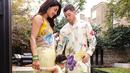 <p>Nick mengenakan kurta pria 'Peonies' yang serasi dari koleksi yang sama dalam warna kuning mentega. Penyanyi itu memadukan kurta-nya dengan celana panjang lurus berwarna gading. (Foto: Intagram/ priyankachopra)</p>