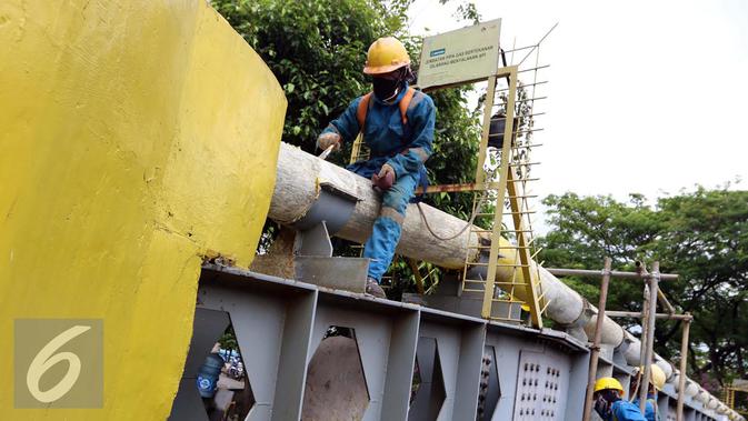 Pekerja merawat jaringan pipa gas milik Perusahaan Gas Negara (PGN) di Jakarta, Rabu (21/9/2016). (Liputan6.com/Helmi Afandi)