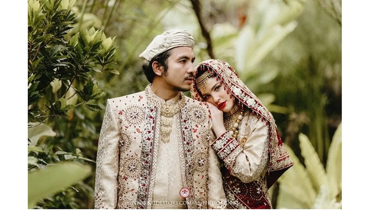 8 Potret Mesra Komo Ricky dan Istri, Umumkan Kehamilan Setelah 3 Tahun Menanti