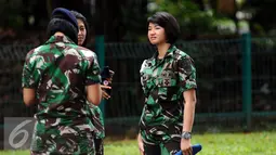 Sejumlah prajurit wanita TNI bersiaga di sekitar kawasan Stadion GBK Jakarta, Minggu (24/1/2016). TNI mengerahkan prajurit wanita untuk memberi rasa aman dan nyaman bagi para suporter perempuan. (Liputan6.com/Helmi Fithriansyah)