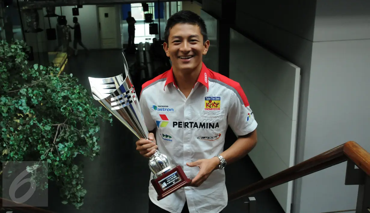 Pebalap Indonesia yang turun di ajang GP2 Series, Rio Haryanto saat mengunjungi SCTV Tower di bilangan Senayan, Jakarta, Jumat (31/7/2015). Senyum Rio Haryanto mengembang saat memamerkan piala. (Liputan6.com/Helmi Fithriansyah)