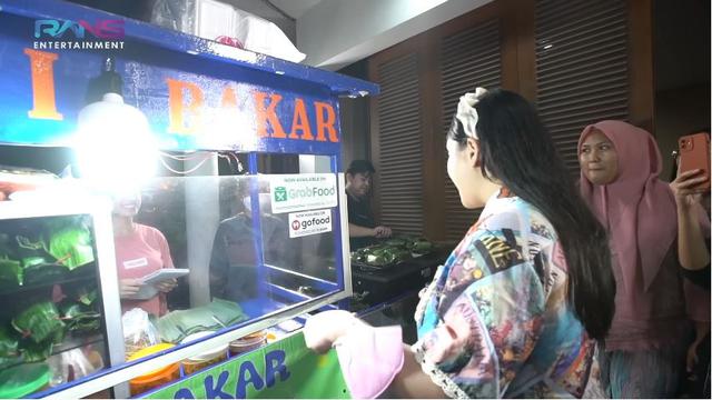 6 Momen Nagita Slavina Cicipi Nasi Bakar Melati Eks JKT48, Lontarkan Pujian