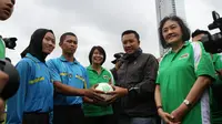 Menteri Pemuda dan Olahraga Republik Indonesia Imam Nahrawi sedang memberikan bola kepada wasit pertandingan sebagai simbolisasi telah dimulainya MILO Football Championship   2017.