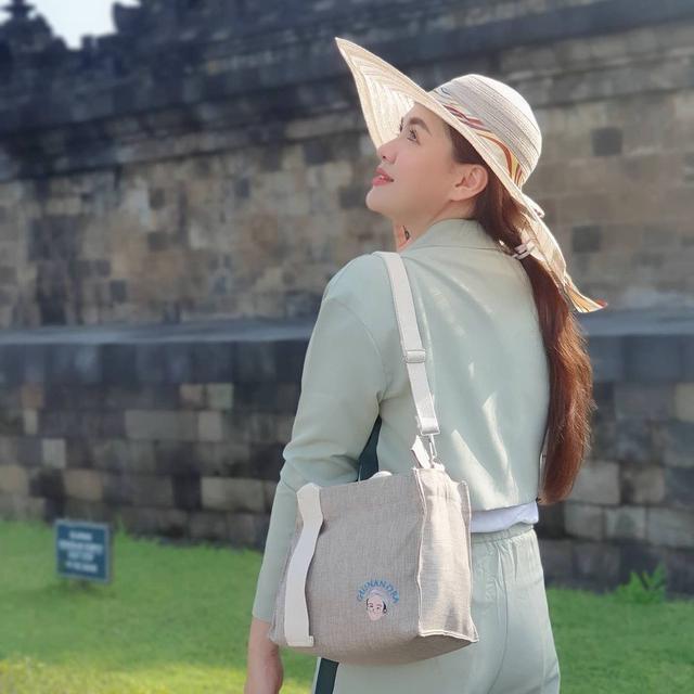 Momen Vicky Shu Liburan di Candi Prambanan dan Borobudur