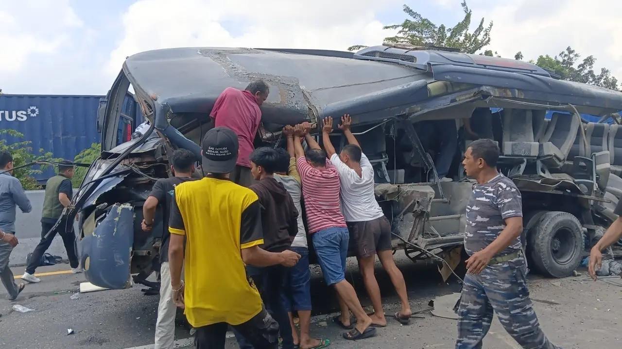 Tabrakan Bus vs Truk
