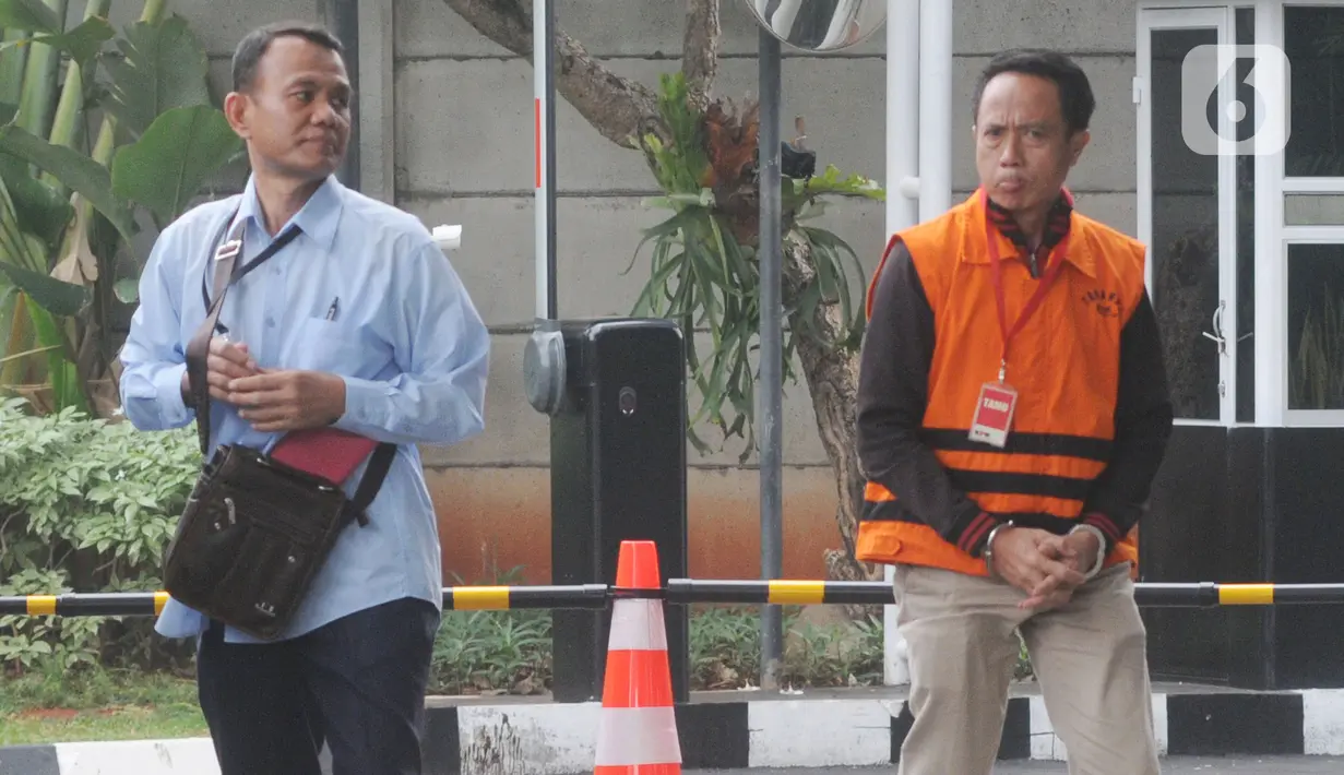 Penyuap Bupati Lampung Utara Agung Ilmu Mangkunegara, Hendra Wijaya Saleh bersiap menjalani pemeriksaan di Gedung KPK, Jakarta, Kamis (21/11/2019). Hendra diperiksa sebagai tersangka kasus dugaan suap terkait proyek di Dinas PUPR dan Dinas Perdagangan Kab. Lampung Utara. (merdeka.com/Dwi Narwoko)