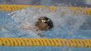 Perenang Indonesia, Jendi Pangabean, saat tampil pada Asian Para Games cabang renang nomor 100 meter gaya punggung S9 di Stadion Aquatic, Jakarta, Kamis (11/10). (Bola.com/Vitalis Yogi Trisna)