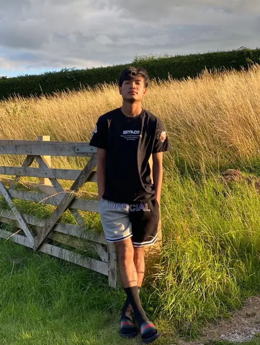 Gaya keren Brylian ini banjir pujian dari suporter timnas dengan menyebut pemilik tinggi 175 cm ini terlihat keren. Gaya keren Brylian ini menjadi bukti bahwa pemain sepak bola bisa tampil layaknya model atau selebritas dengan gaya fashion yang tak kalah memukau. (Liputan6.com/IG/@brylianaldamaa)