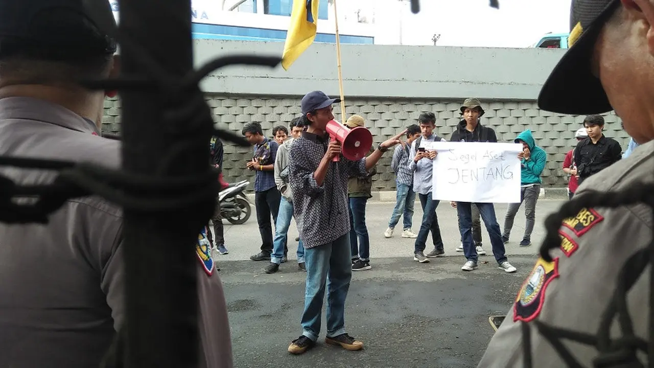 Mahasiswa Makassar berunjuk rasa di depan Kantor Kejati Sulsel menuntut penuntasan seluruh kasus korupsi diantaranya kasus yang jerat mantan Ketua PWI Sulsel dan Soedirjo Aliman alias Jentang dalam kasus korupsi Buloa Makassar (Liputan6.com/ Eka Hakim)