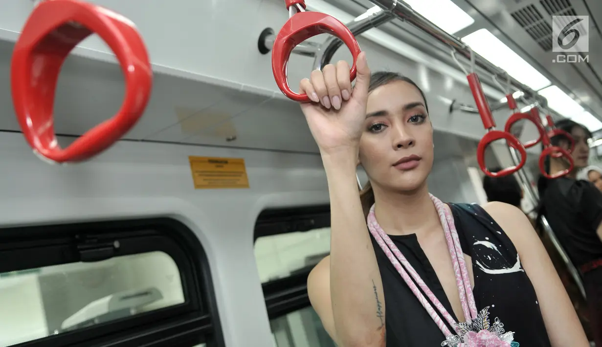 Model berpose saat memeragakan busana pada acara Jakarta Fashion & Food Festival (JFFF) 2019 di gerbong Light Rail Transit (LRT) Jakarta rute Stasiun Velodrome-Stasiun Boulevard Utara, Jakarta, Selasa (13/8/2019). (merdeka.com/Iqbal Nugroho)