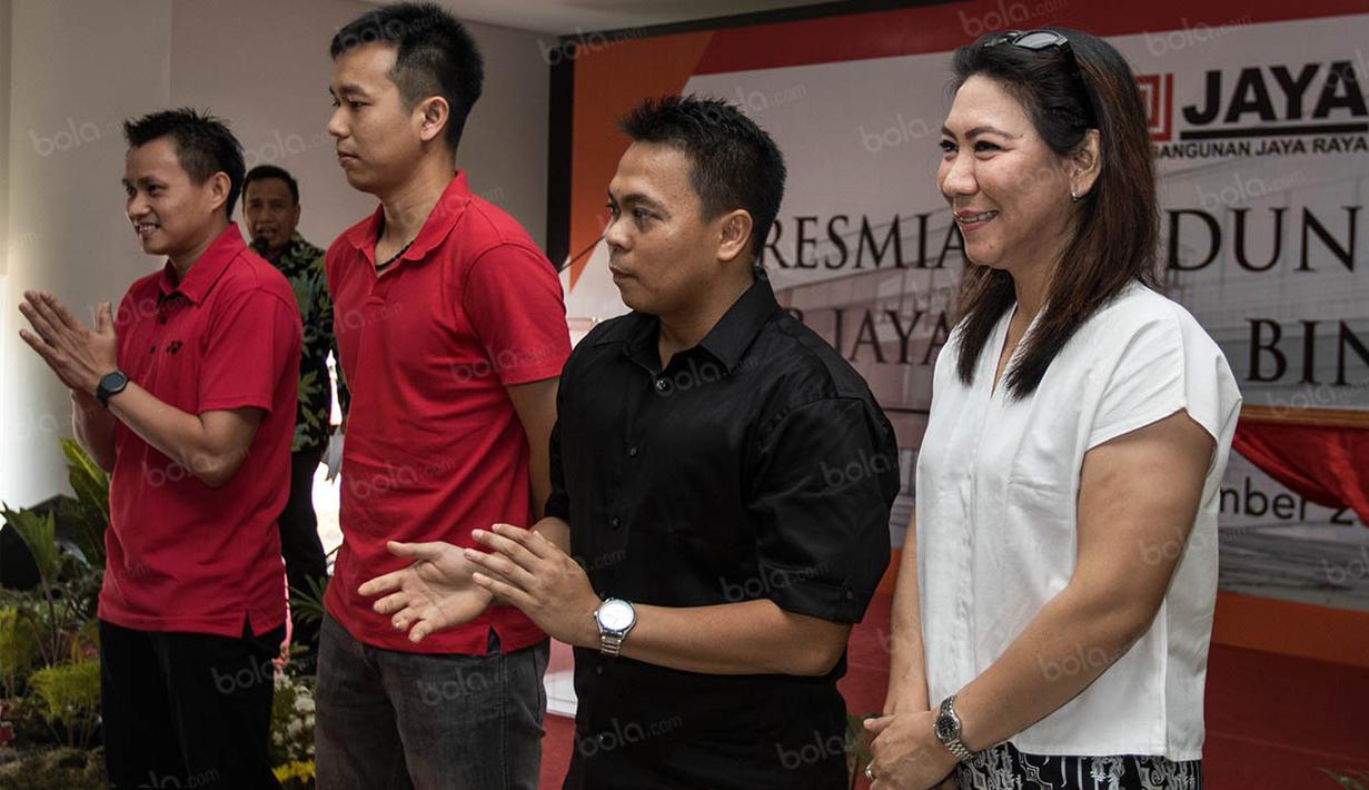 Para mantan anak didik PB Jaya Raya mulai dari Susi Susanti, Markis Kido, Chandra Wijaya dan Hendra Setiawan menghadiri peresmian GOR Jaya Raya. Keempatnya pernah meraih medali emas Olimpiade untuk Indonesia. (Bola.com/Vitalis Yogi Trisna)