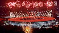 Pemandangan menakjubkan saat pesta kembang api dalam pembukaan Asian Games 2018 di Stadion Utama Gelora Bung Karno (SUGBK), Senayan, Jakarta, Sabtu (18/8). (Bola.com/Iqbal Ichsan)
