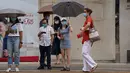 Orang-orang terlihat di sebuah jalan di kawasan metropolitan Wan Chai di Hong Kong, China selatan (29/7/2020). Hong Kong telah memasuki hari kedelapan berturut-turut dengan penambahan kasus harian melampaui angka 100. (Xinhua/Wang Shen)