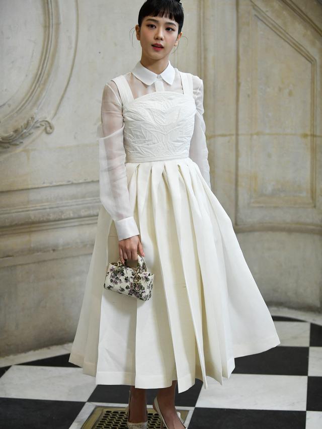 Jisoo BLACKPINK Tampil bak Audrey Hepburn di Show Dior, Duduk Bareng Anak Orang Terkaya di Dunia