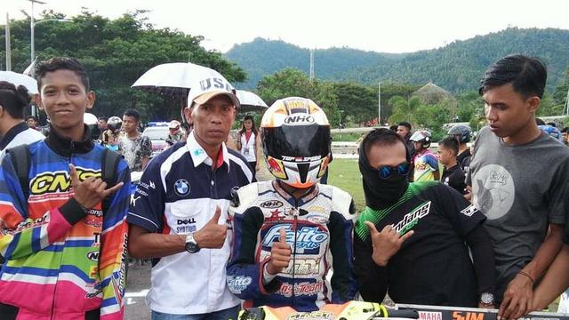 Amri Alwi (pakai topi) saat menemani putranya saat kejuaraan balap motor.(Liputan6.com/Ahmad Akbar Fua)